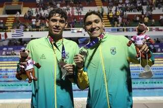 Guilherme (esquerda) ao lado do colega brasileiro ostentando a medalha conquistada (Foto: Divulgação)