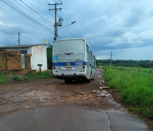 Morador reclama de redu&ccedil;&atilde;o em rota de &ocirc;nibus em rua sem asfalto