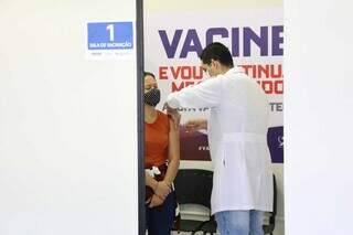 Vacina contra a covid-19 sendo aplicada em ponto de vacinação na Capital. (Foto: Paulo Francis)
