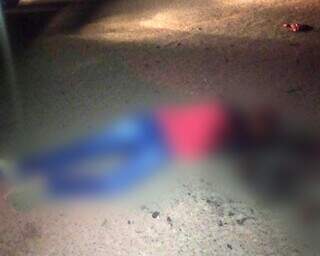 Adolescente teve cabeça destroçada por tiros de fuzil e corpo foi deixado na rua. (Foto: Direto das Ruas)