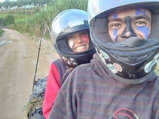 Tiago e a namorada Jennifer percorreram o Brasil de moto. (Foto: Redes Sociais)