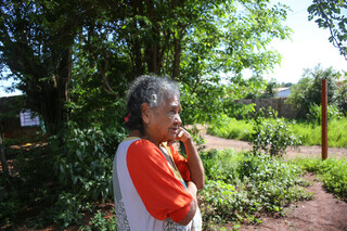 Dinorá Vilalba, de 81 anos, tem evitado sair de casa devido à distância que precisa andar. (Foto: Paulo Francis)