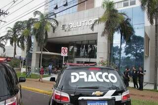 Movimentação de policiais da Dracco no Edifício Evolution. (Foto: Marcos Maluf) 