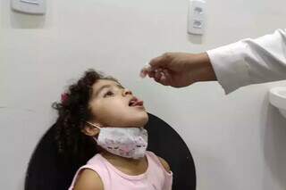Criança recebe dose de vacina durante campanha de multivacinação na Capital. (Foto: Divulgação)