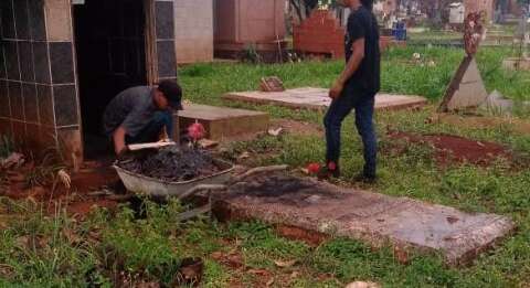 Dupla é detida queimando fios de cobre em túmulo de cemitério