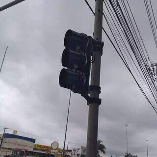 Semáforo inoperante por conta do dano causado pelo furto dos fios. (Foto: Direto das Ruas)