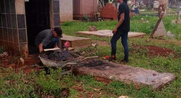 Dupla &eacute; detida queimando fios de cobre em t&uacute;mulo de cemit&eacute;rio