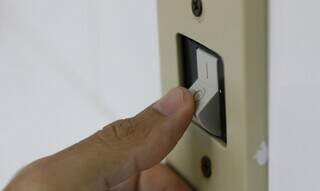 Interruptor de energia sendo ligado. (Foto: Fernandes Frazão) 