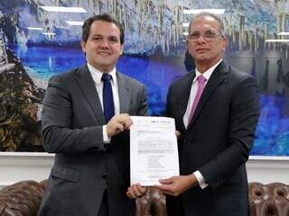 Procurador-geral de Justiça, Alexandre Magno Lacerda, entregou lista ao presidente do TJ, Carlos Eduardo Contar, hoje. (Foto: Ana Carolina Vasques/MPMS)
