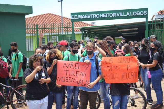 Estudantes protestam contra mudan&ccedil;a para ensino integral em col&eacute;gio no Parati 