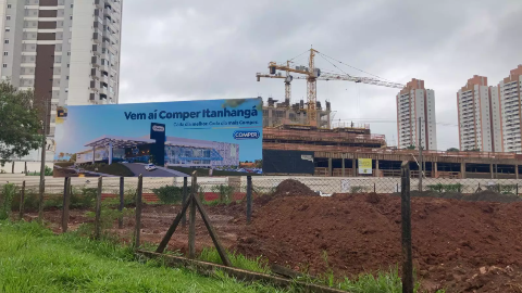 Placa anuncia supermercado em área “gigante” no Bairro Itanhangá 