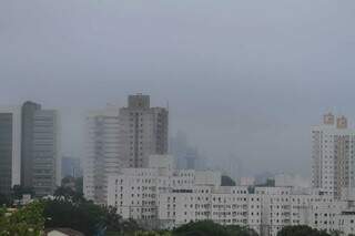 Céu da Capital nublado e com névoa por volta das 5h30 desta terça-feira. (Foto: Marcos Maluf)