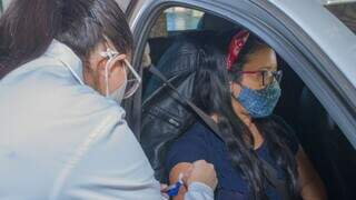 Passageira é vacinada contra covid-19 em drive-thru de Campo Grande. (Foto: PMCG/Divulgação)