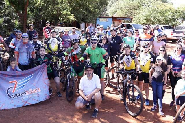 Ciclistas se unem para arrecadar brinquedos e alimentos para o Natal