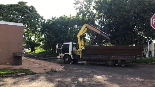 Guindaste derruba poste e moradores ficam sem energia no Novos Estados