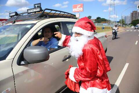 Mesmo com toda dificuldade, Papai Noel distribui balas no sem&aacute;foro