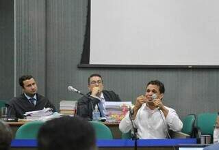 Cristhiano Luna (branco) e os advogados de defesa, durante julgamento hoje. (Foto: Paulo Francis)