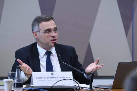 Comissão aprova André Mendonça para STF; Senado vota ainda hoje