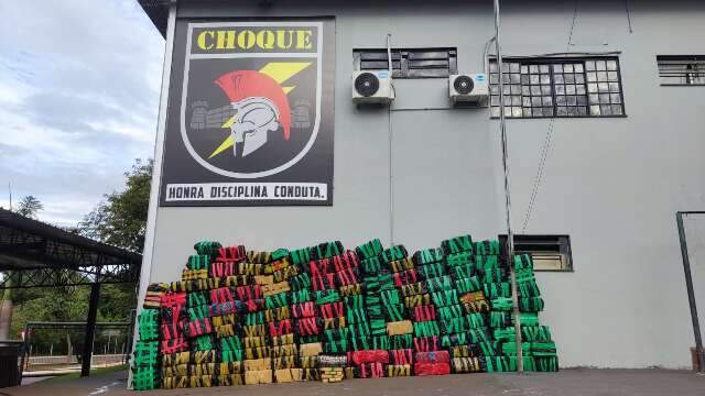 Casal &eacute; preso pelo Batalh&atilde;o de Choque com R$ 5 milh&otilde;es em maconha   