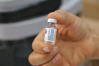 Frasco de vacina contra a covid-19, da Janssen. (Foto: Paulo Francis)