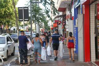 Consumidores vão ao Centro de Campo Grande, em 2020, durante as compras de Natal. (Foto: Paulo Francis)