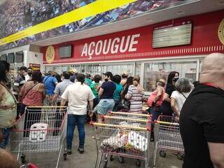 Clientes no açougue, seção do atacarejo a que mais lotou nesta manhã. (Foto: Marcos Maluf)