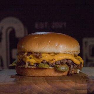 O Oklahoma Burger, é prensado com cebola, o que garante um sabor incrível. (Foto:Divulgação)