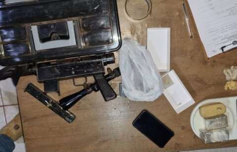 Polícia encontra maconha e metralhadora na casa de homem morto na fronteira