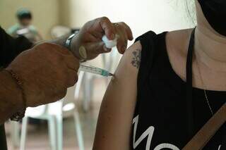 Mulher recebe dose da vacina em polo montado na Seleta, na Capital. (Foto: Kísie Ainoã/Arquivo)