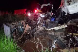 Cabine de carreta foi destruída em acidente, banco do motorista e motor ficaram à mostra. (Foto: Hiago Taques)