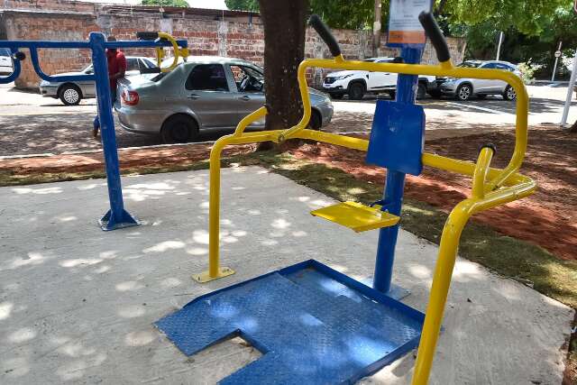 Moradores do Nova Campo Grande ganham academia ao ar livre e parquinho