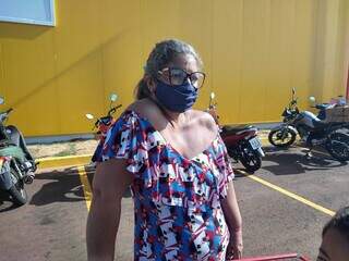 Maria José aguardava a abertura do atacarejo para fazer compras e aproveitar a promoção. (Foto: Marcos Maluf)