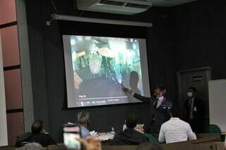 Promotor Bolívar Vieira mostra o vídeo do momento da saída de Luna da casa noturna. (Foto: Paulo Francis)