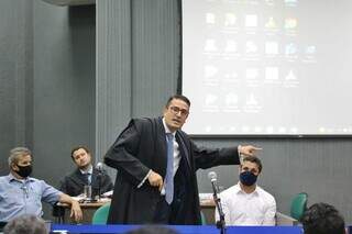 Advogado José Belga Trad durante sustentação oral da defesa de Cristhiano Luna (de branco). (Foto: Paulo Francis)