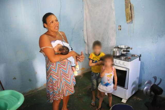 Em casa que foi cena da morte de beb&ecirc;, fam&iacute;lia sobrevive com ajuda de vizinhos