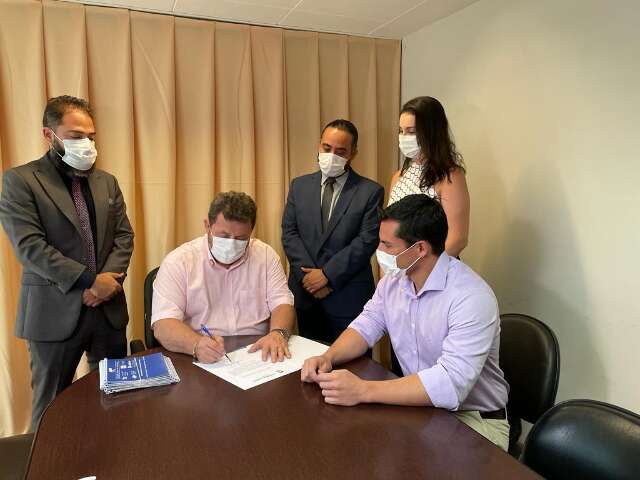Vereador investigado por viol&ecirc;ncia dom&eacute;stica reassume mandato
