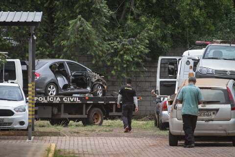 Polícia guincha carros recuperados de garagista para pátio de delegacia 