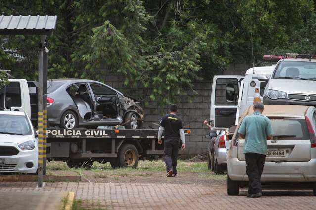 Pol&iacute;cia guincha carros recuperados de garagista para p&aacute;tio de delegacia 
