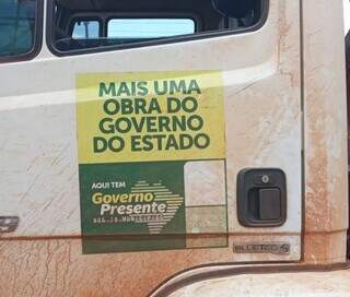 Caminhão com adesivo no Governo de MS nas portas transportava maconha (Foto: Divulgação)