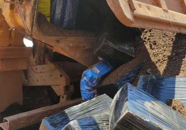 Caminh&atilde;o a servi&ccedil;o de obra p&uacute;blica transportava 3,2 toneladas de maconha