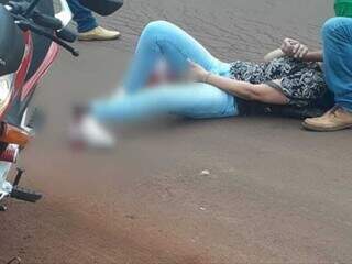 Mulher aguardando socorro após colisão com carro. (Foto: Maracaju Speed)