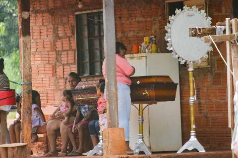 Na varanda simples da casa, família vela corpo de Ângela e clama por justiça