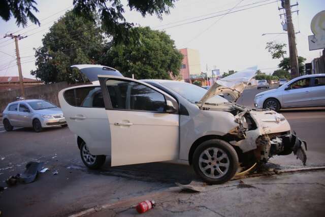 Carro pega fogo em colis&atilde;o com caminhonete no Pioneiros
