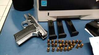 Pistola, munições e carregadores apreendidos com os traficantes. (Foto: Guarda Municipal) 