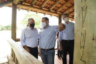 Governador Reinaldo Azambuja, Walter Benedito Carneiro Junior, diretor-presidente da Sanesul, e Jaime Verruck, titular da Semagro, vistoriam Casa do Pantanal. (Foto: Kísie Ainoã)