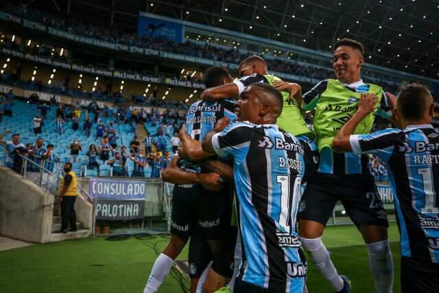 Gr&ecirc;mio faz 3 a 0 sobre o S&atilde;o Paulo e se mant&eacute;m vivo no Brasileir&atilde;o 