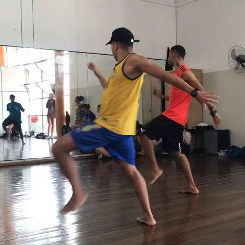 "Fabullosos" ensinam os passinhos cariocas para curtir baile em Campão
