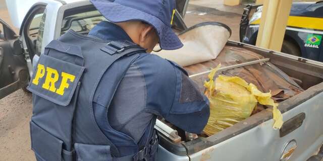 Em persegui&ccedil;&atilde;o, traficante abandona picape com quase meia tonelada de maconha