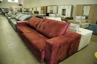 São sofás em muitas cores e estilos, à pronta entrega. (Foto: KIsie Ainoã)