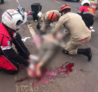 Ciclista está entubado e sedado após ser atropelado por caminhão